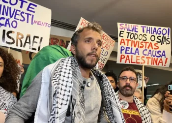 Thiago Ávila chega ao Brasil e é recebido por grupo pró-Palestina