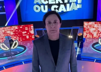 Humorista sofre acidente durante gravação do ‘Acerte e Ganhe’ da Record e deixa emissora em ambulância