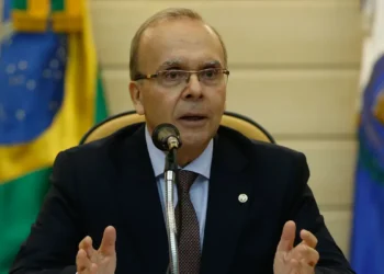 Justiça suspende greve e professores do Rio fazem assembleia