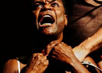 Tony Reis: “É um ato político ir ao teatro”