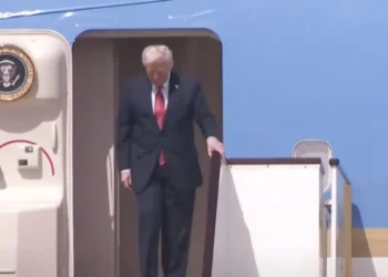 Comitiva de Trump no Qatar desfila em carros da Tesla, e presidente deve ganhar avião