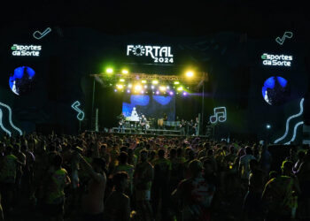 Tuca Fernandes embala multidão na primeira noite do Fortal