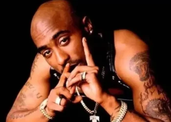 Família de Tupac quer investigar Diddy por ligação com morte do rapper