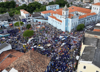 Turistas participam do cortejo e aprendem sobre a história do 2 de Julho