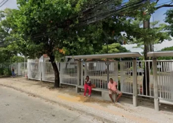 Mulher é baleada em ponto de ônibus em frente a Faculdade de Arquitetura da UFBA