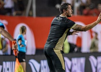 Após decepções seguidas, Carpini deixa o comando técnico do Vitória