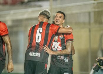 Vitória atropela a Juazeirense dentro do Adauto Morais