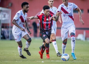 Vitória perde mais uma dentro de casa e amplia crise