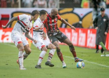 Com um homem a menos, Vitória perde mais uma em casa e estaciona no Z-4