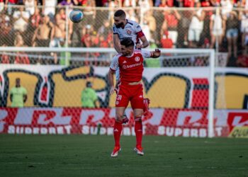 Salvo pelo VAR: Com pênalti no último minuto, Vitória vence a primeira na Série A