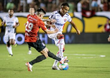 Vitória volta a perder dentro do Barradão; Athletico marca no final