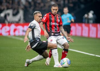 Vitória vacila e sofre gol do Corinthians no apagar das luzes