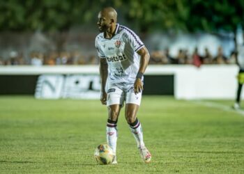 Vitória estreia com o pé direito de Iury Castilho; Bahia tropeça