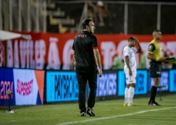 Vitória goleia o Atlético e assegura classificação às semifinais do Baianão