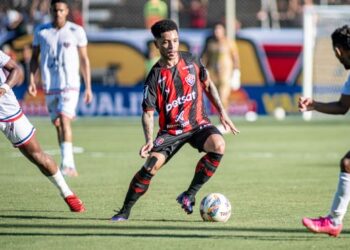 Osvaldo marca e Vitória mantém 100% no Baianão
