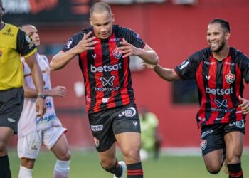 Vitória bate a Juazeirense e volta a liderar o Baianão