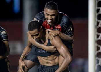 Com dois homens a mais, Vitória pressiona e vira em cima do Itabaiana