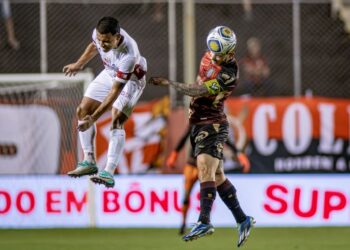 Dentro de casa, Vitória arranca empate do Náutico no minuto final