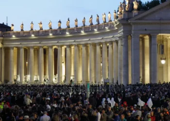 Conclave: Vaticano tem fumaça preta após nova votação do conclave
