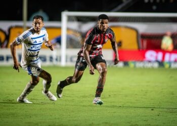 Com gramado encharcado e um homem a mais, Vitória apenas empata com Cruzeiro