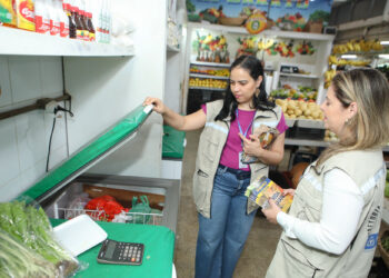 Vigilância Sanitária vistoria produtos para caruru de Cosme e Damião em feiras e mercados