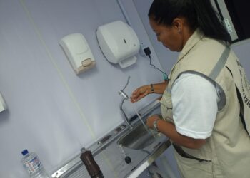 Vigilância Ambiental monitora qualidade da água oferecida no Carnaval de Salvador 2025