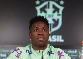Em lágrimas, Vini Jr revela “menos vontade de jogar” devido a racismo