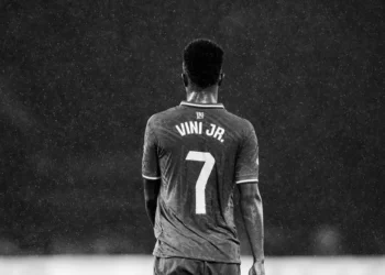 Vini Jr tem lesão confirmada pelo Real Madrid e deverá ficar fora por um mês