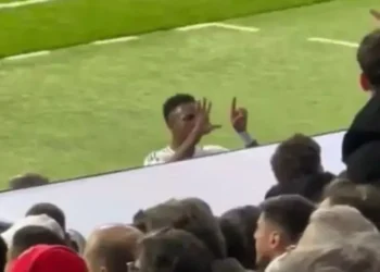 Justiça espanhola condena torcedores do Atlético de Madrid por ato racista contra Vinicius Jr