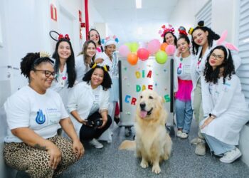 Visita do cão-terapeuta Mick promove momentos de confraternização no Hospital Municipal