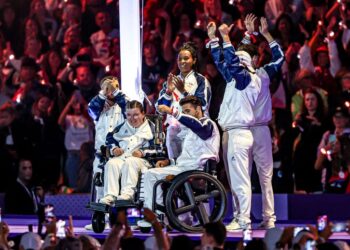 Com desfile de encerramento em Paris, Brasil finaliza melhor campanha da história em Jogos Paralímpicos