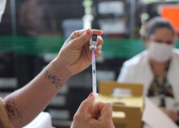 Vacina bivalente é ofertada em drive-thru na Arena Fonte Nova até o domingo (28)