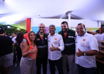 Governador prestigia abertura oficial do desfile dos trios no circuito Osmar, nesta quinta (8)