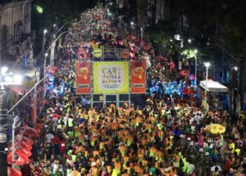 Sem cordas, Escandurras levanta a galera no Campo Grande