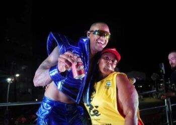 Saiba quem é a ambulante que dançou “Perna Bamba” com Leo SantanaTrabalhadora viralizou após aparição no trio elétrico do artista durante passagem pelo Camarote Brahma