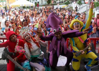 Famílias ocupam Pelourinho para curtir baile infantil; programação segue até terça (13)