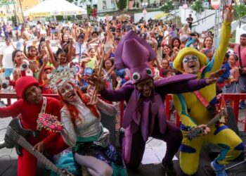 Famílias ocupam Pelourinho para curtir baile infantil; programação segue até terça (13)