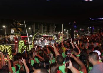 Olodum e Bell contagiam varanda do Camarote Ondina no domingo de Carnaval