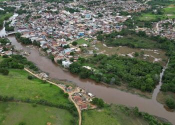 Jerônimo visita áreas atingidas pelas chuvas em Medeiros Neto.