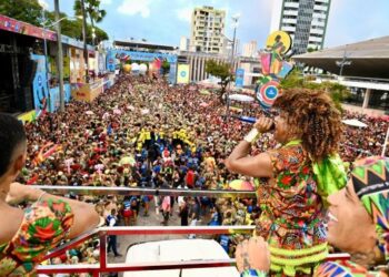 Psirico se destaca como uma das atrações mais animadas da folia, frente ao bloco Muquiranas, nesta segunda
