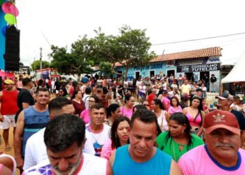 Governador Jerônimo Rodrigues prestigia Carnaporto em Cândido Sales