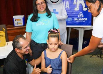 Trinta postos de saúde de Salvador iniciam vacinação contra dengue nesta sexta (16)