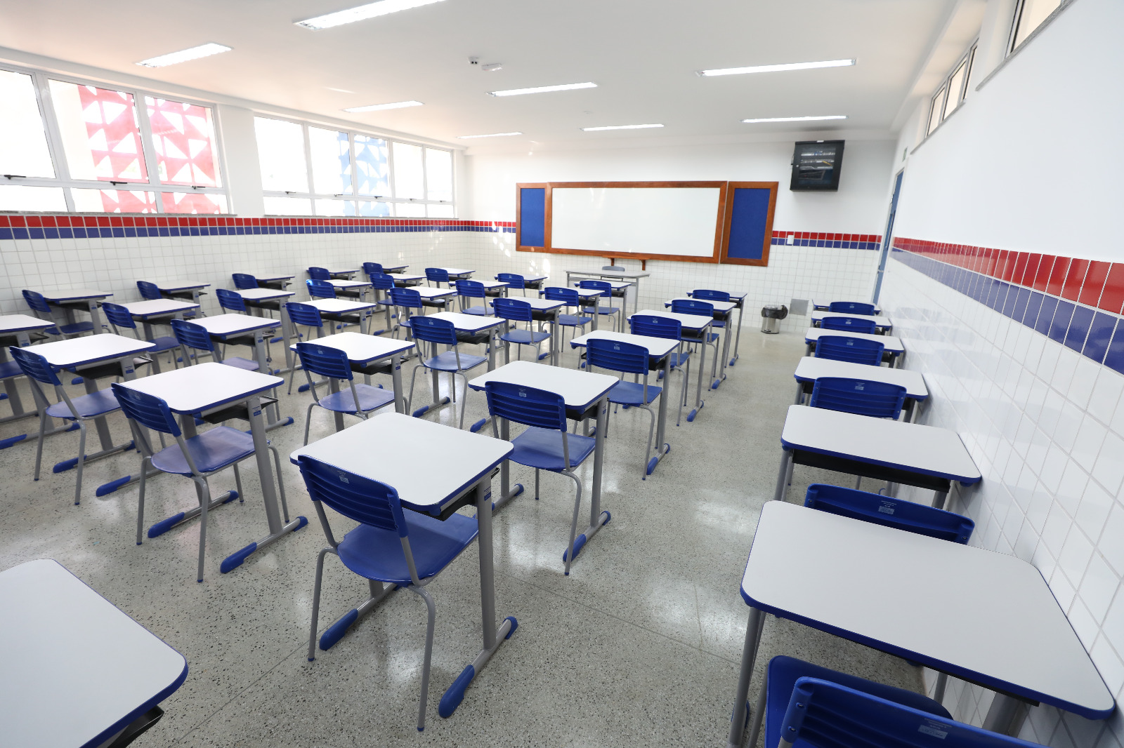 Governo do Estado investe mais de R$ 300 milhões, este ano, em equipamentos para escolas