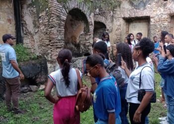 Estudantes de Governador Mangabeira conhecem comunidades quilombolas em atividade de campo