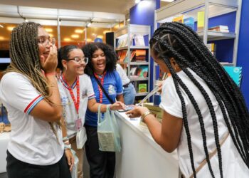 Distribuição de vales-livro fomenta a leitura entre estudantes e professores que visitam a Bienal do Livro Bahia 2024