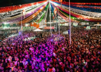 Nadson O Ferinha e Mari Fernandez lotam praça pública de São Sebastião do Passé