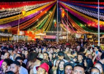 João Gomes e Léo Santana cantam para quase 40 mil pessoas durante São João na praça pública de São Sebastião do Passé