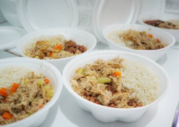 Comida no Prato: programa Bahia Sem Fome começa a distribuir marmitas em Salvador e mais 13 cidades contempladas