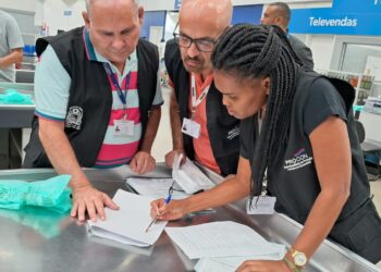Procon autua oito atacadistas por descumprimento de Lei das sacolas plásticas