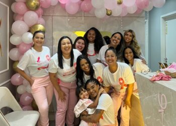 Mulheres em tratamento de câncer ganham dia de beleza gratuito em clínica de estética